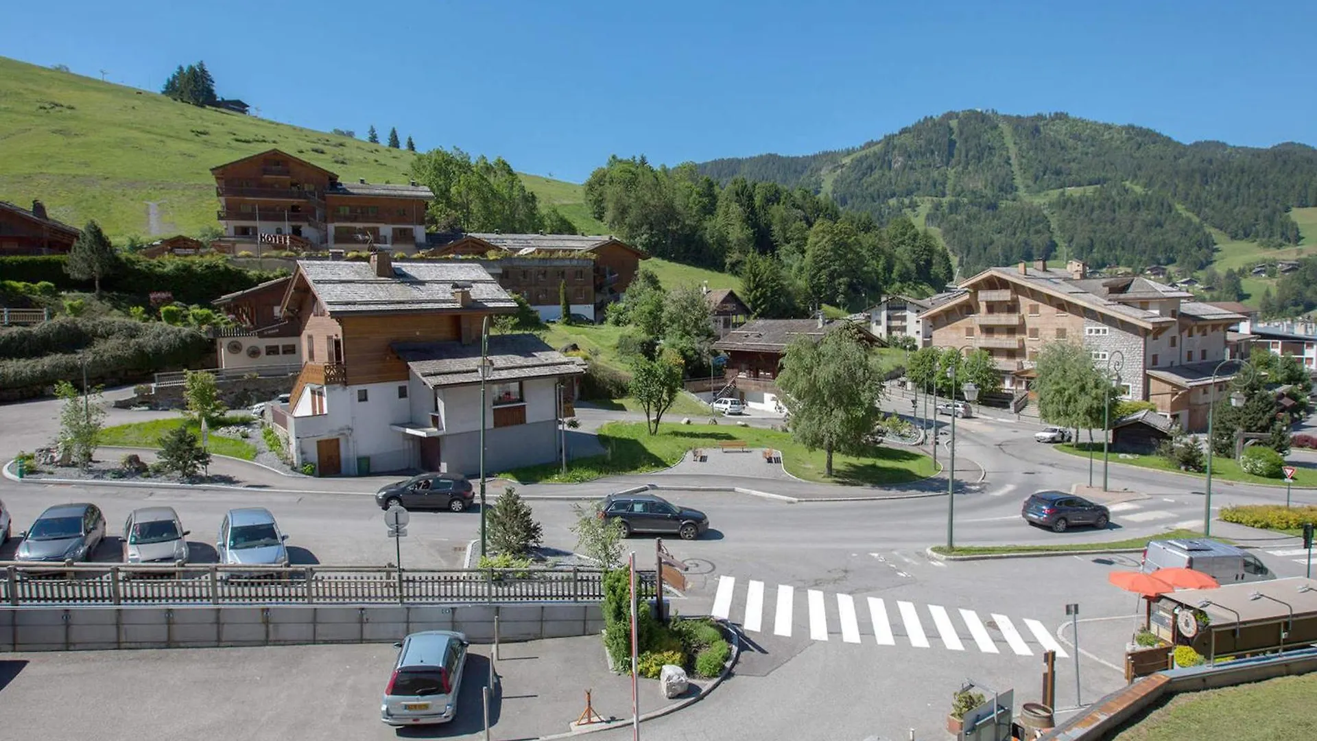 Duplex 2 Chambres Au Centre Du Village, Proche Pistes De Ski, Parking Inclus, La Clusaz - Fr-1-437-40 0*,  フランス